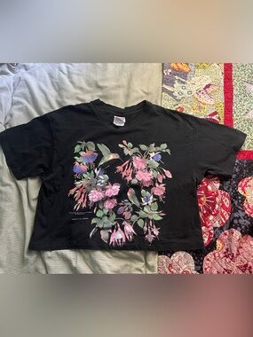 vintage cropped hummingbird & fuchsia black tshirt size large